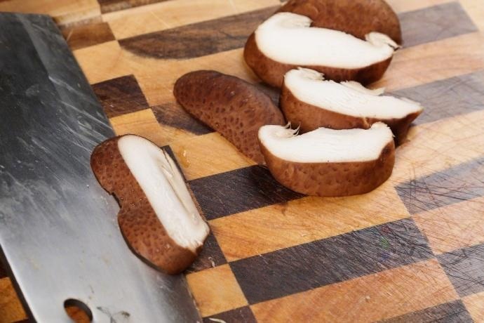 Prepare the Aromatics Wash the vegetables. Slice the ginger into small, thin slices. Cut the scallion into 1-inch segments. Slice the shiitake mushrooms into strips.