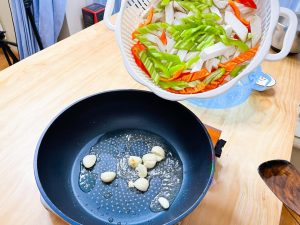 Add the sliced mushrooms and peppers. Stir-fry continuously. Do not rush this step.