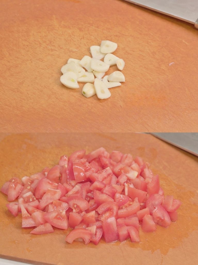 Wash the 2 tomatoes and cut them into chunks. Peel and slice 2 cloves of garlic.