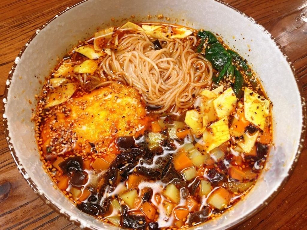 Top with the fried egg and your pre-cooked vegetable "Saozi" cubes.