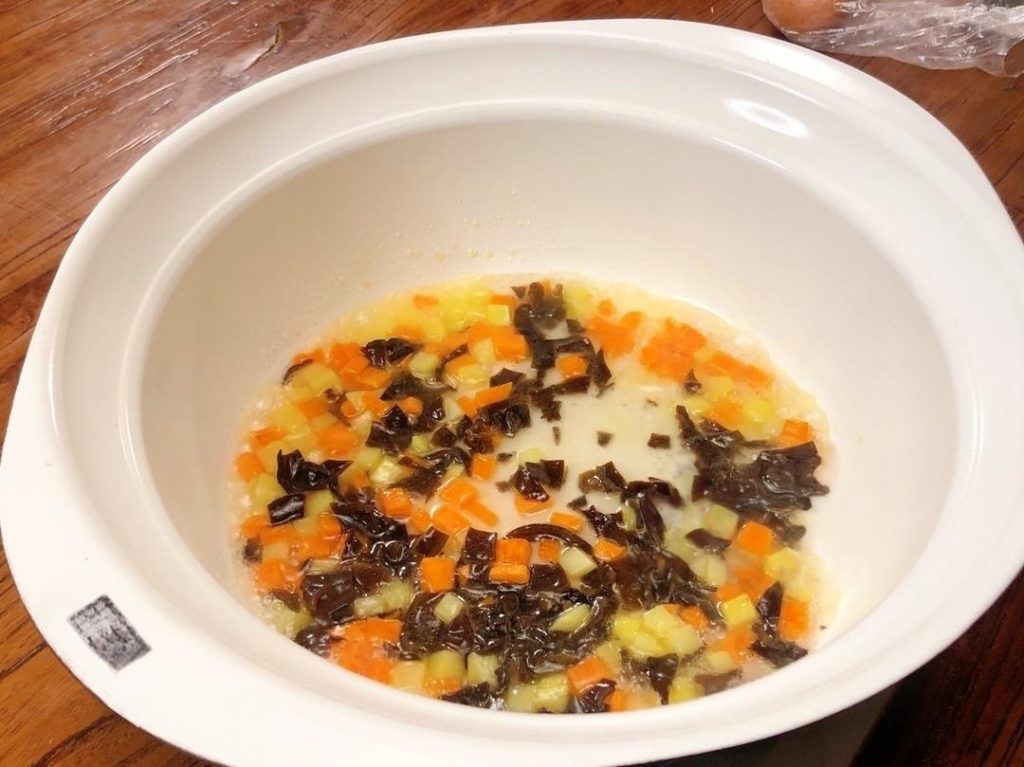 Add a splash of water and the wood ear mushrooms. Cook for about 3 minutes until the potatoes are tender. Season with a pinch of salt. Set aside.