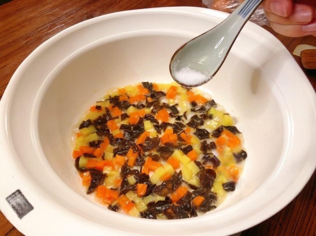 Add a splash of water and the wood ear mushrooms. Cook for about 3 minutes until the potatoes are tender. Season with a pinch of salt. Set aside.