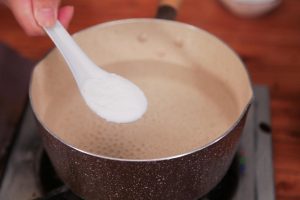 Pour 600g (about 2.5 cups) of mineral water into a pot and bring it to a rolling boil. Once boiling, sprinkle in the 18g of Bingfen powder.