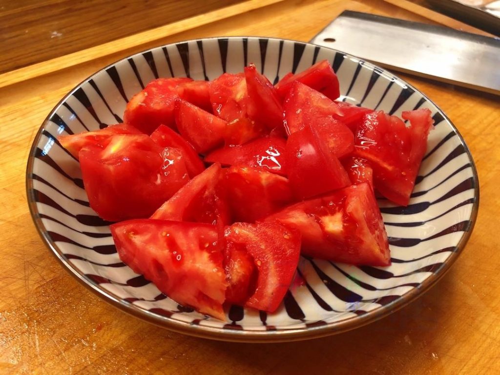 Cut the tomato into wedges