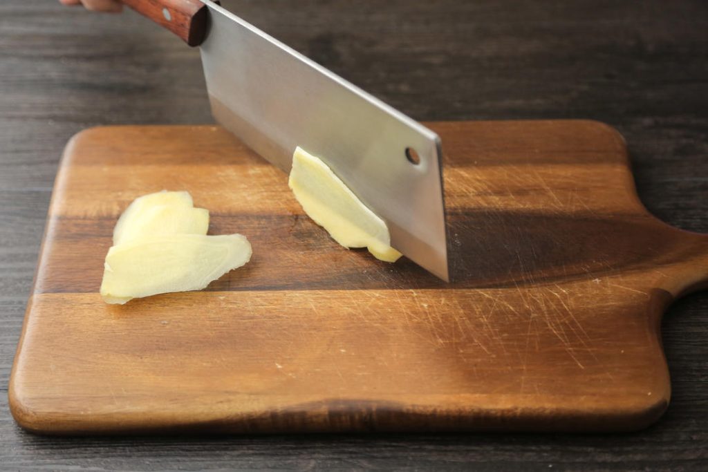 Start by preparing your aromatics. Slice the ginger into 6 thick slices.
