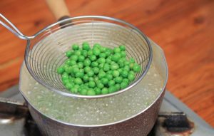 Blanch the Peas Bring a small pot of water to a boil. Add the peas and cook for about 5 minutes (if using fresh/dried peas as per the traditional method) or 2 minutes if using frozen peas. Drain well and set aside.