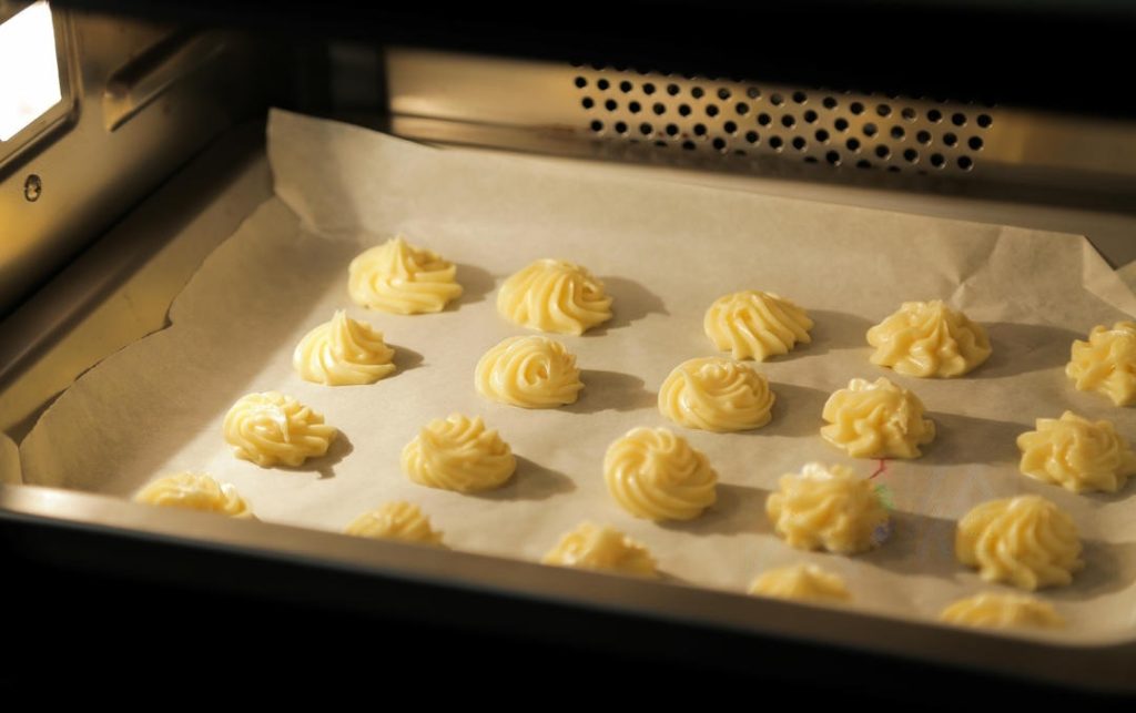 Bake: Bake at 400°F (200°C) for 15 minutes. Then, reduce the temperature to 350°F (175°C) and bake for another 10-15 minutes to dry them out. Do not open the oven door during the first 20 minutes!