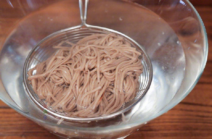 Cook the Noodles While the curry simmers, bring a separate pot of water to a boil. Cook the buckwheat noodles according to package instructions (usually 3-5 minutes). Drain and immediately rinse under cold running water to remove excess starch.