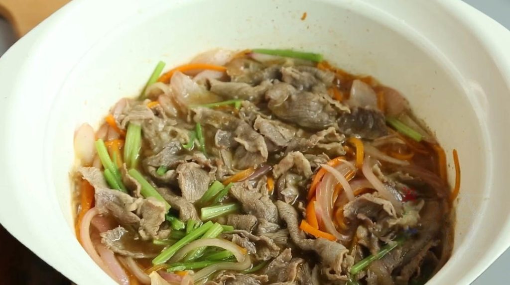 Final Combine: Immediately add the blanched beef and the celery strips to the boiling sauce. Keep the heat on high and let it boil/simmer for 3 minutes.