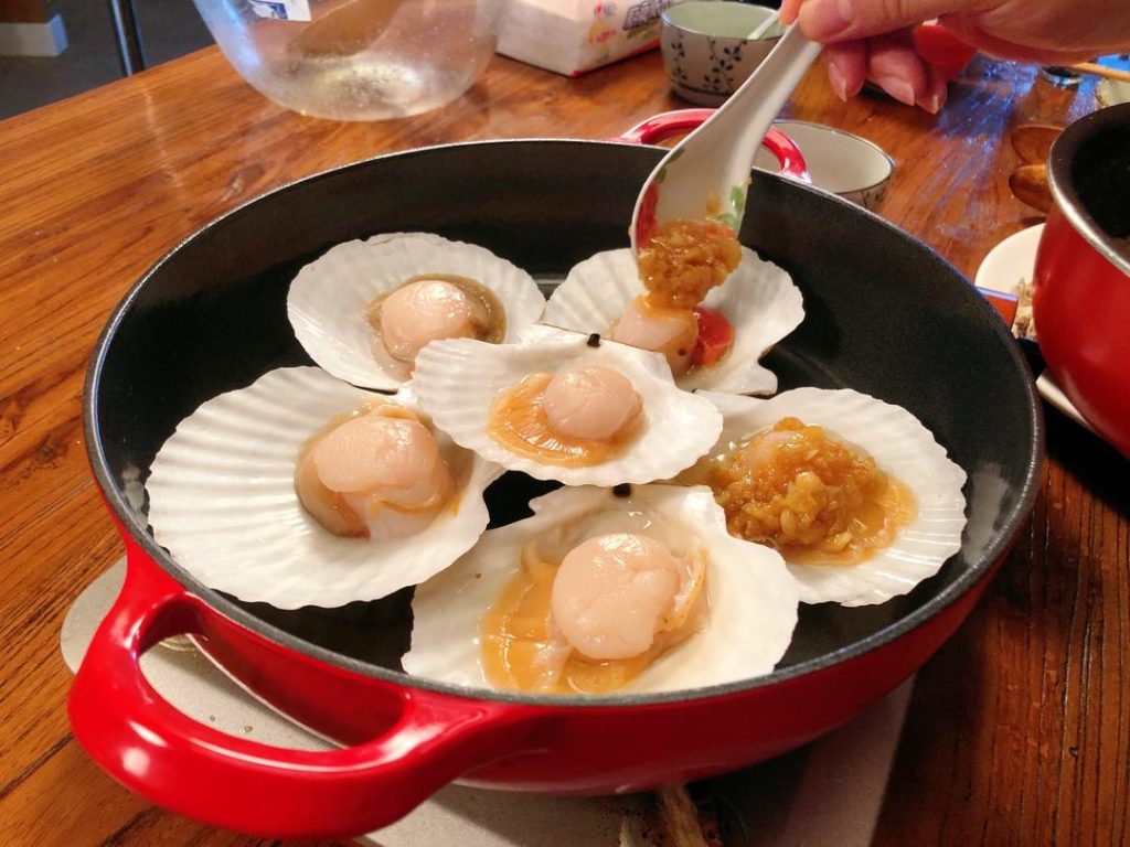 Top each scallop with a generous spoonful of the prepared Garlic Sauce. Add sliced chili peppers if you like spice.