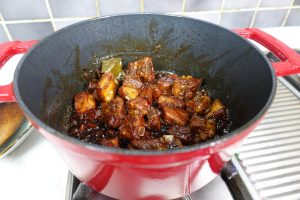The Finishing Touch When the sauce is thick and coating the ribs (there should be almost no liquid left at the bottom, just oil and glaze), add 1 tablespoon of vinegar and 1 tablespoon of tomato ketchup (optional).