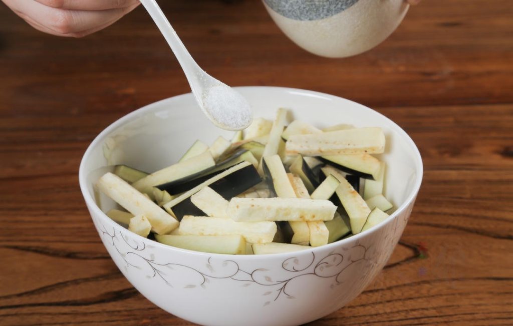 Prep the Eggplant (The Low-Oil Secret)