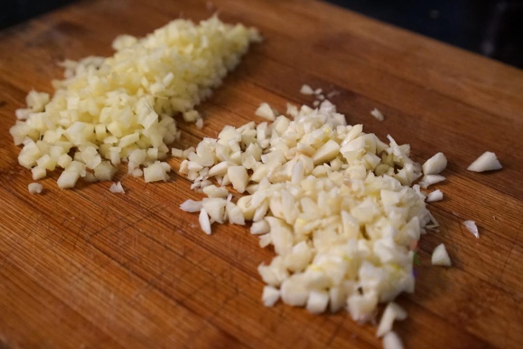Finely mince the ginger and garlic.