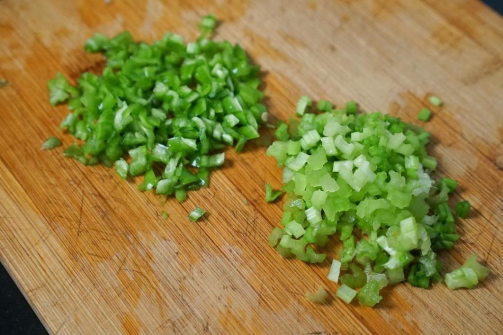 Wash and dice the celery and green peppers into small cubes. Peel the potatoes. First, slice the potatoes into thick slabs, then into strips, and finally into uniform cubes (about ½ inch or 1.5cm).