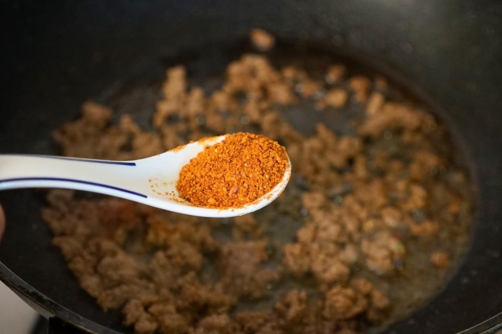 Add 1 tablespoon chili powder and 1 tablespoon Sichuan peppercorn powder to the beef.