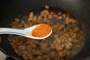 Add 1 tablespoon chili powder and 1 tablespoon Sichuan peppercorn powder to the beef.