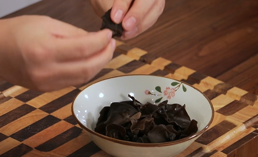 Prepare the Wood Ear Mushrooms