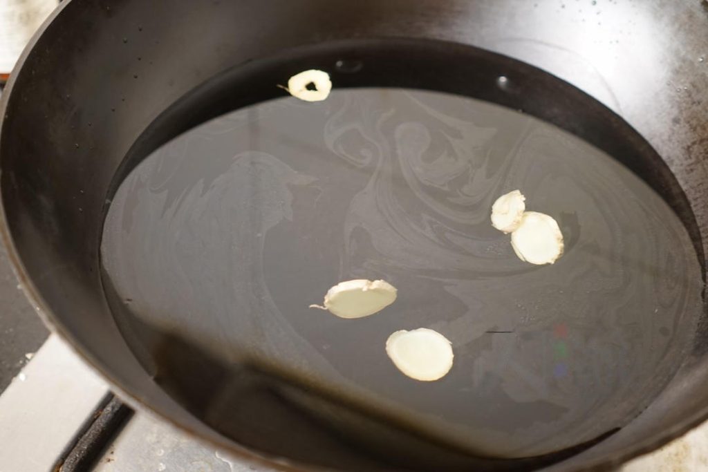 Place the chicken breast and ginger slices into a pot of cold water.
