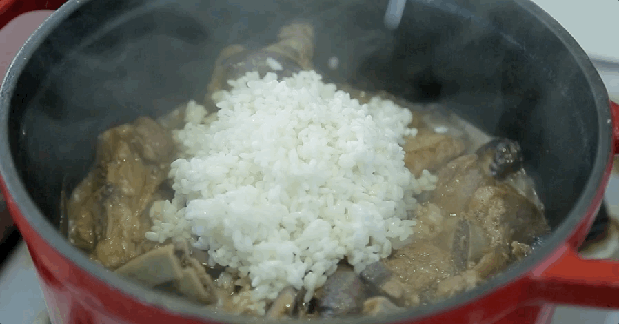 Combine with Rice: Drain the soaked rice and spread it evenly over the ribs in the pot. Do not stir! You want the rice to sit on top.