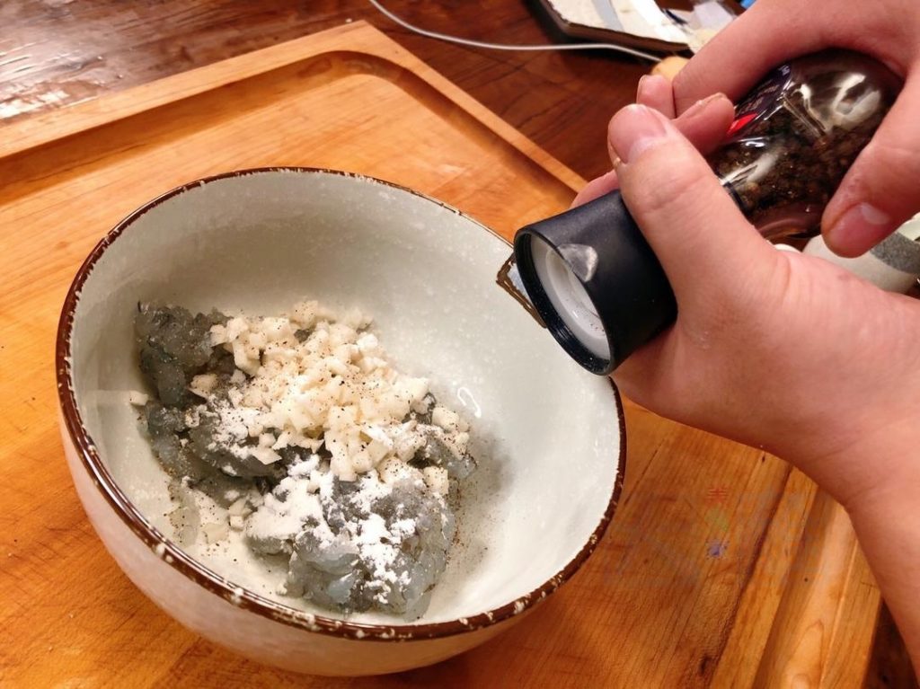 Place the shrimp paste in a bowl. Add the salt, starch, black pepper (or white pepper), and Shaoxing wine (if using frozen shrimp; fresh shrimp is sweet enough to skip the wine). Stir in one direction until combined.