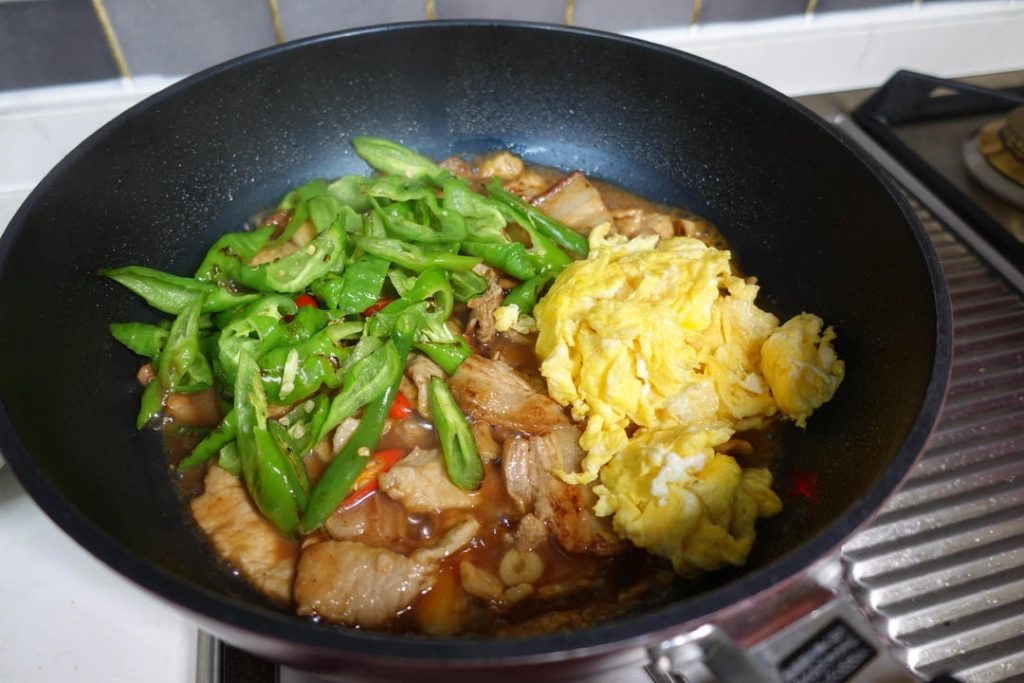 Uncover the wok and turn the heat to high.