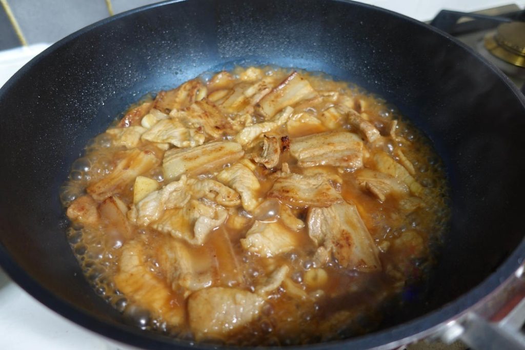 Pour the prepared sauce (from Step 3) into the wok. Cover with a lid and simmer on low heat for 3 minutes.
