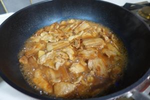 Pour the prepared sauce (from Step 3) into the wok. Cover with a lid and simmer on low heat for 3 minutes.