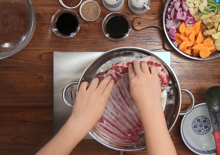 Place the lamb in a large pot of cold water. Bring to a boil.