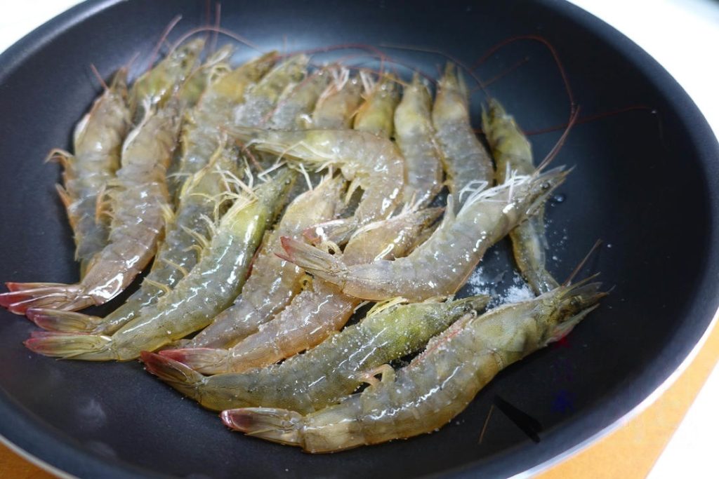 Arrange in the Pan Place the shrimp flat into your cold skillet in a single layer.
