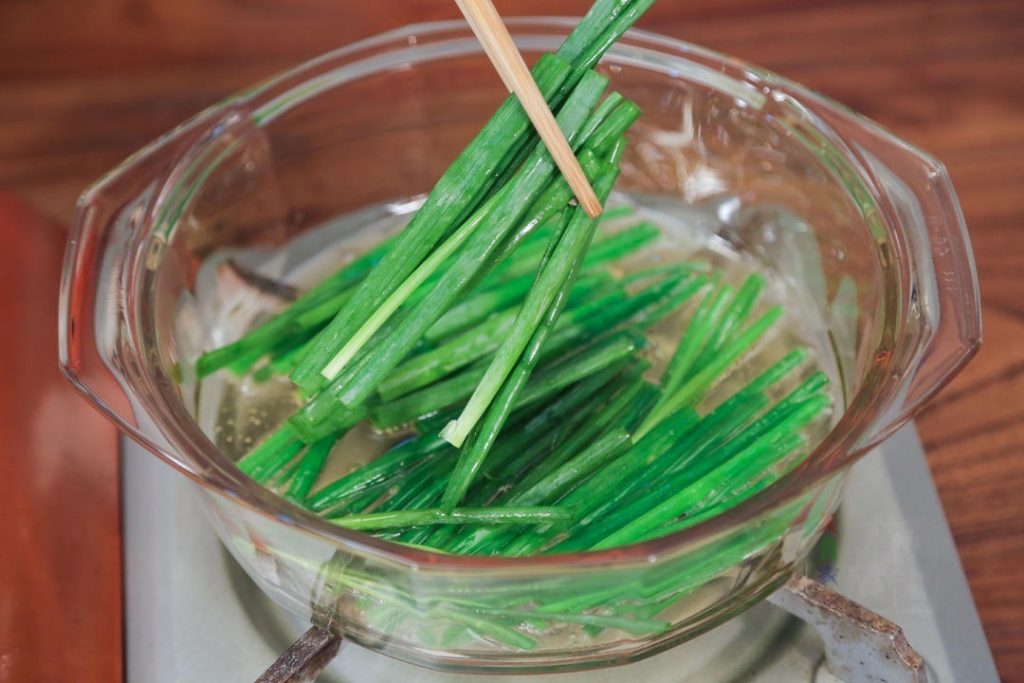 Infuse the Oil Pour the oil into a wok or deep skillet.