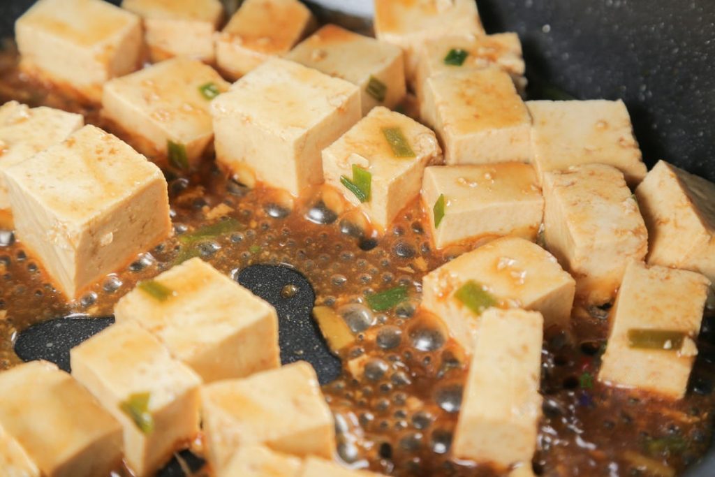 Braise the Tofu Pour the pre-mixed sauce into the hot pan.