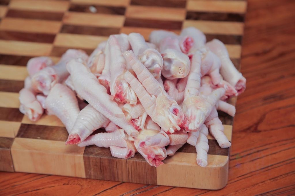 Prepare the Meat: Wash the chicken feet thoroughly. Use kitchen shears to clip off the nails. Cut each foot in half crosswise (separating the toes from the palm) to allow flavors to penetrate better. Wash the chicken wings and score them with three diagonal slashes on each side to help them absorb the sauce.