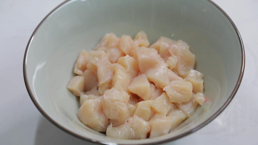 Cut the 1/2 lb (250g) of chicken breast into small, uniform cubes (about 1.5cm).