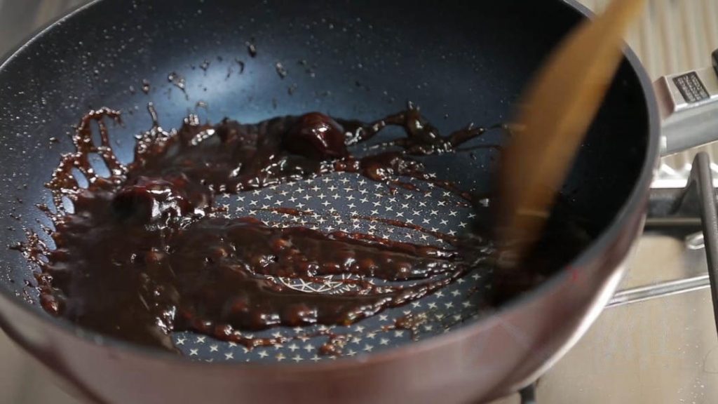 Thicken the Sauce Clean the pan or use a new one. Add 1 tbsp oil and set heat to low. Pour in the sauce mixture. Stir continuously.