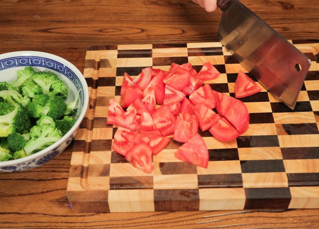 Blanch the Broccoli Bring a pot of water to a boil and add a pinch of salt. Blanch the broccoli florets for about 1 minute.