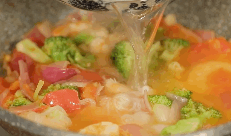 Simmer with Seasonings Add the konjac chunks. Then, add your seasonings: 3 tablespoons ketchup, 2 tablespoons light soy sauce, 2 tablespoons cooking wine, 2 tablespoons oyster sauce, and the black pepper. Reduce heat to low, cover, and simmer.