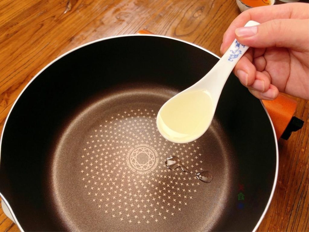 Add 2 tablespoons of oil.