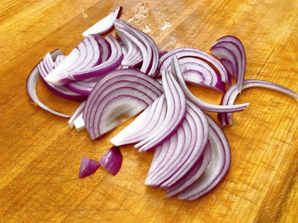 Vegetables: Cut the red onion into chunks. Cut the celery stems into segments. Cut the tomato into chunks. Crush and peel the garlic cloves. Slice the green pepper.