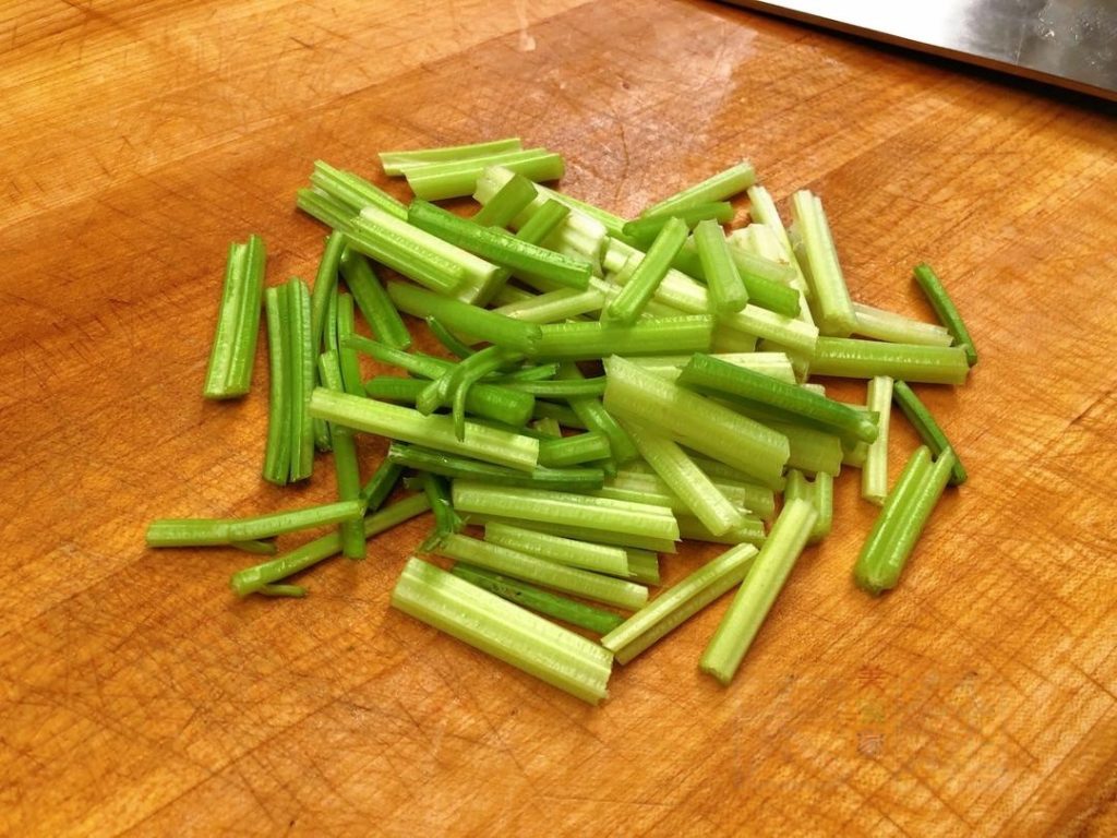 Vegetables: Cut the red onion into chunks. Cut the celery stems into segments. Cut the tomato into chunks. Crush and peel the garlic cloves. Slice the green pepper.