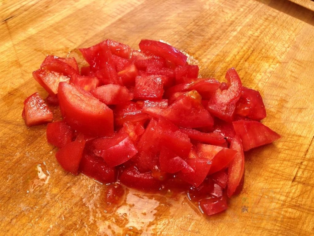 Vegetables: Cut the red onion into chunks. Cut the celery stems into segments. Cut the tomato into chunks. Crush and peel the garlic cloves. Slice the green pepper.