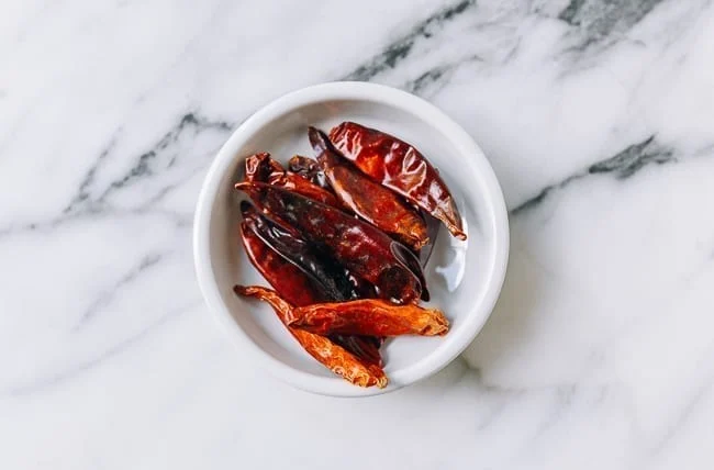 High-quality Er Jing Tiao and Facing Heaven dried red chili peppers for Chinese cooking.
