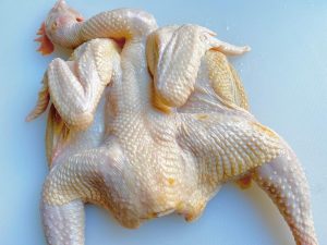 Clean the chicken inside and out, trimming off the feet and neck glands. Rub the skin with salt to remove impurities, then rinse well.