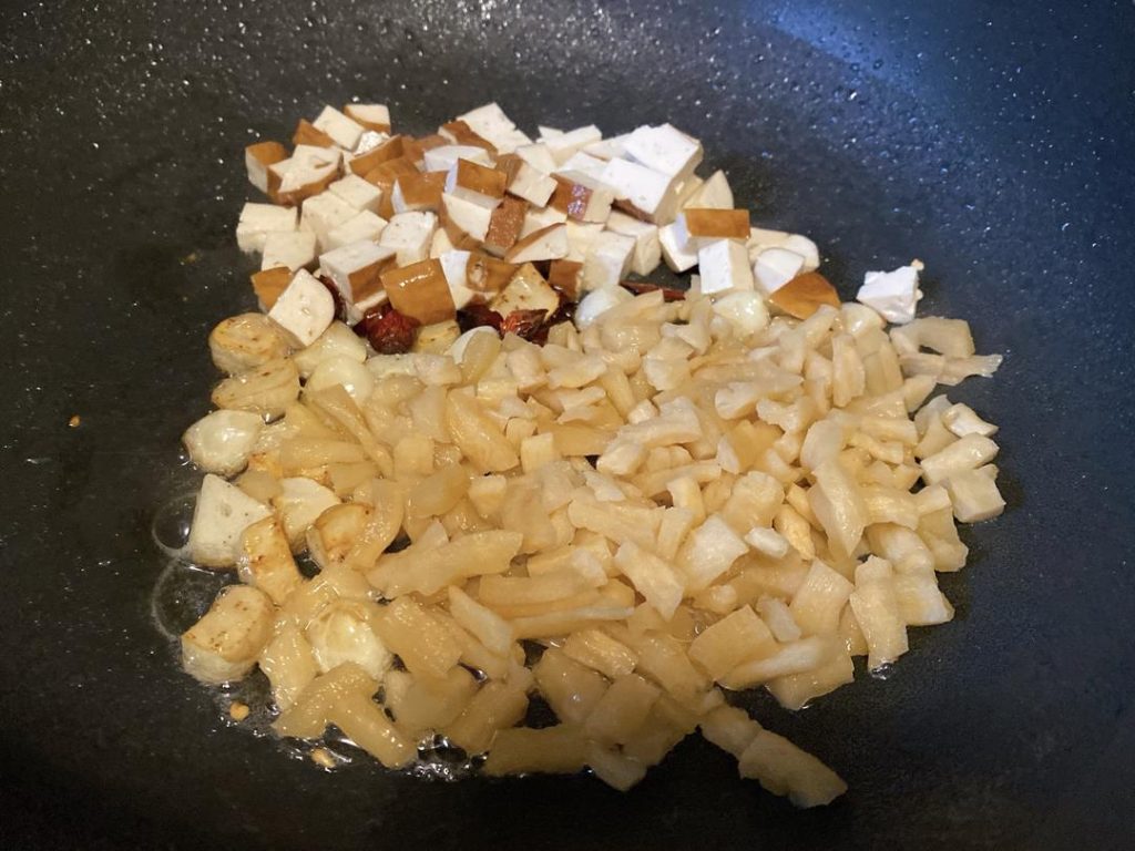 Stir-fry the Tofu and Radish (2 minutes)