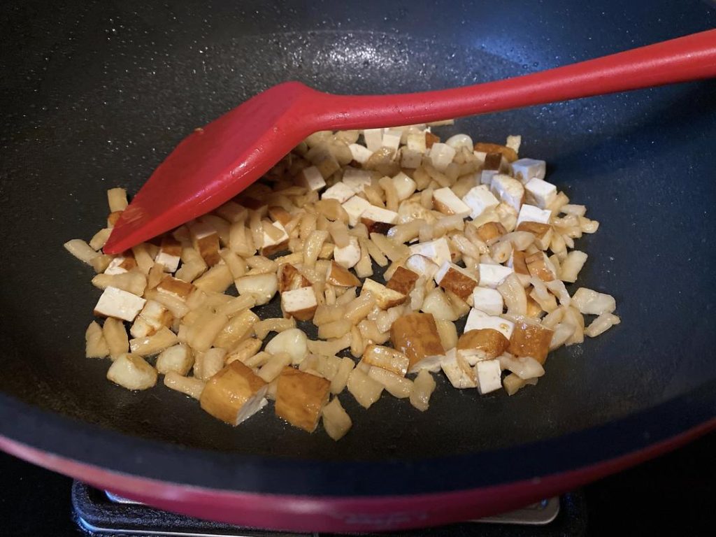 Stir-fry the Tofu and Radish (2 minutes)