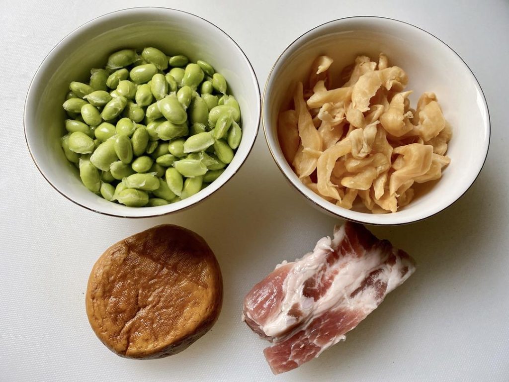 Uniform Dicing: Wash the soybeans, radish, tofu, and pork. Cut the radish, tofu, and pork into uniform small cubes (about the size of the soybeans). Consistent sizing ensures everything cooks at the same rate and is easy to eat with a spoon.