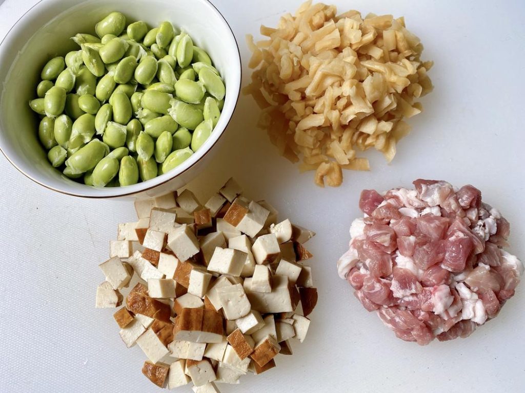 Uniform Dicing: Wash the soybeans, radish, tofu, and pork. Cut the radish, tofu, and pork into uniform small cubes (about the size of the soybeans). Consistent sizing ensures everything cooks at the same rate and is easy to eat with a spoon.