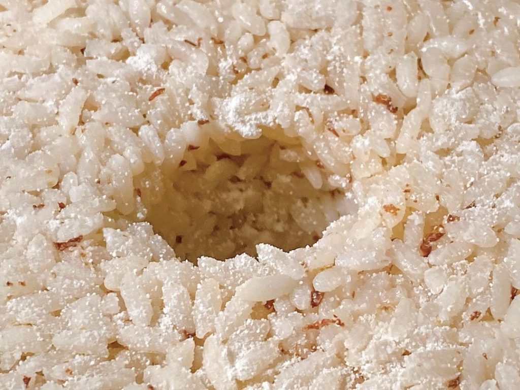 The Final Sprinkle: Sprinkle the remaining 1g of sweet rice leaven evenly over the top surface and inside the center hole. This significantly increases the success rate.