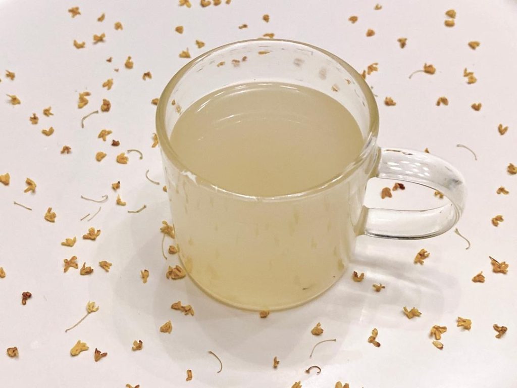 Observe and Chill: After about 36 hours, check the hole. It should be filled with sweet, fragrant rice wine. White fuzz on the surface is a normal byproduct of the Rhizopus fungus. Once it reaches your desired sweetness, move it to the refrigerator to halt fermentation.