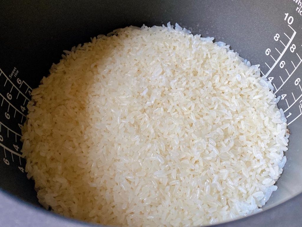 Cook the Rice (40-45 minutes): Traditionally, rice is soaked overnight and steamed. However, a modern shortcut is to use your rice cooker. Add the 500g of glutinous rice and add slightly less water than you normally would for cooking rice. The goal is to yield rice where the grains are distinct, not mushy.