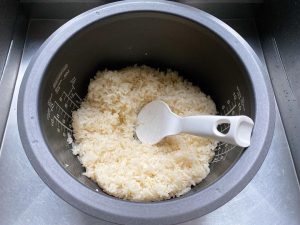 Cool the Rice (15-20 minutes): Transfer the cooked rice to a wide, sanitized bowl. Allow it to cool completely to room temperature (below 30°C / 86°F). You can place the bowl in a cold water bath to speed up the process. > Why this matters: The yeast in the starter culture is a living organism. If the rice is too hot, it will kill the yeast, and fermentation will fail.